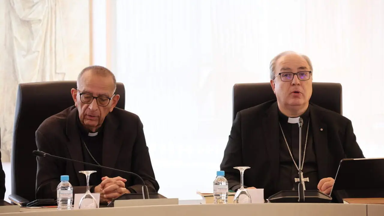 Juan Jose Omella y César García Magán en la reunión de la Comisión Permanente de la Conferencia Episcopal en octubre de 2025. 
