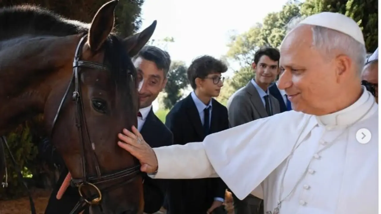 El Papa León XIV con Japonesa y Jónica en Borgo Laudato si’.