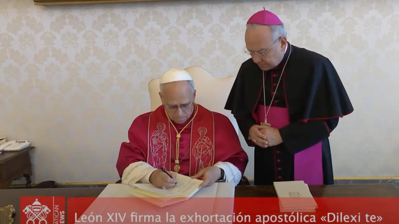 León XIV firma su primera Exhortación Apostólica, titulada Dilexi te, "Te he amado", en presencia del arzobispo Edgar Peña Parra.