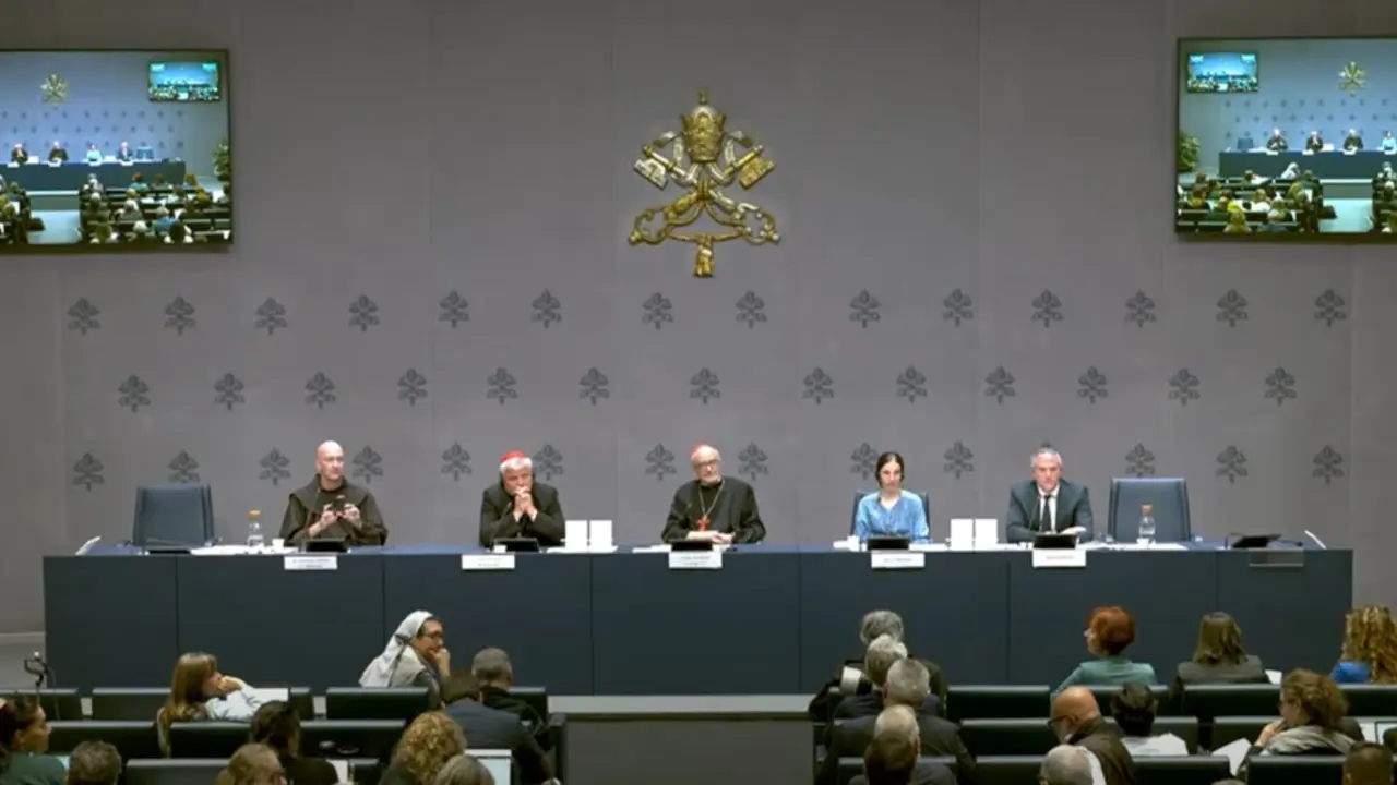 Rueda de Prensa: fray Frédéric-Marie Le Méhauté O.F.M., el cardenal Konrad Krajewski, el cardenal Michael Czerny SJ, sor Clémence, de las Hermanitas de Jesús.
