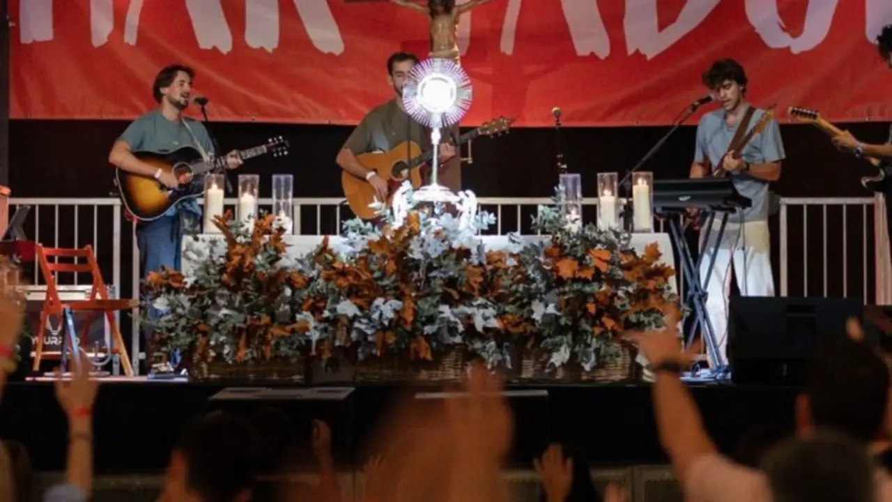 Jóvenes alabando en Har Tabor. Fuente: @har_tabor.