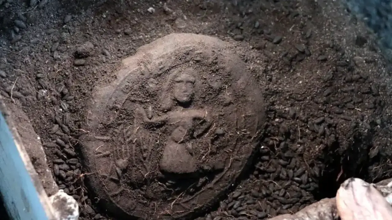Imagen de una hogaza de pan de 1.300 años de antigüedad que muestra la singular representación de Cristo como "agricultor".
Gobernación de Karaman