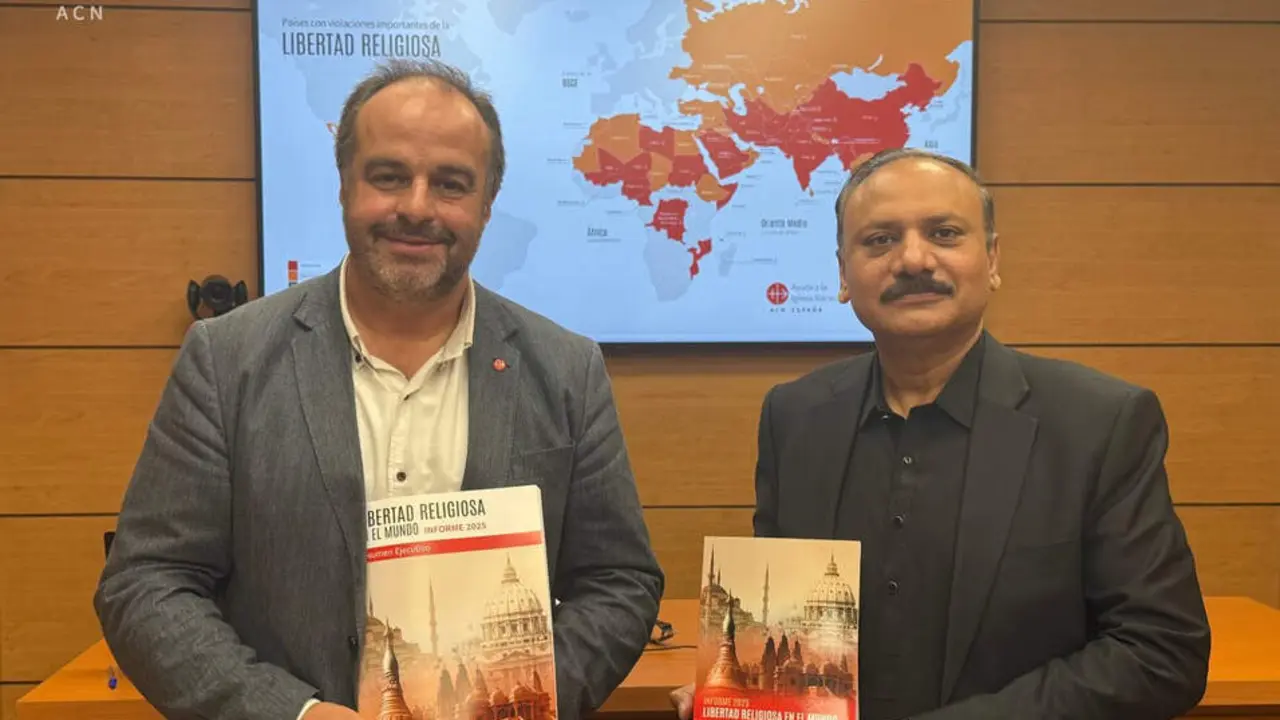 El director de ACN España, José María Gallardo, y el director de la Comisión Nacional Católica para la Justicia y la Paz (CNJP) de Pakistán, Naeem Yousaf Gill, en la presentación del Informe Libertad Religiosa en el Mundo 2025. © ACN España