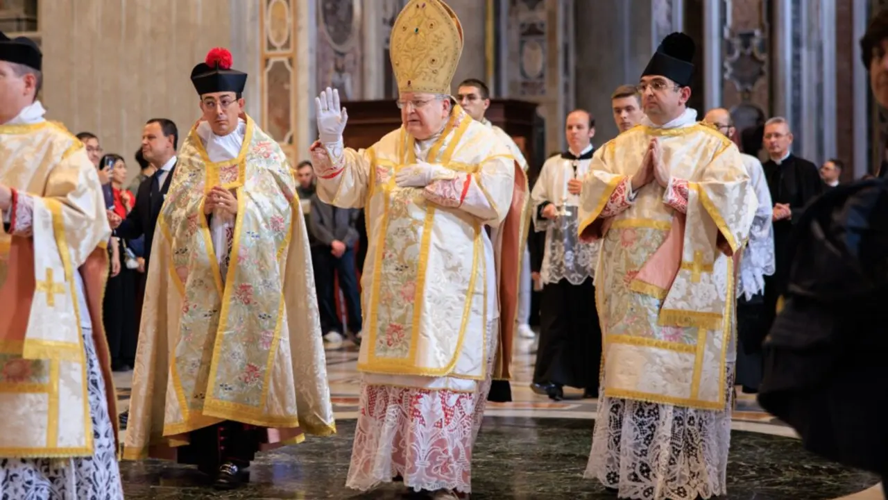 Burke celebra la misa tridentina en San Pedro. Crédito: Perfil X de Nuestra Señora de la Cristiandad - España