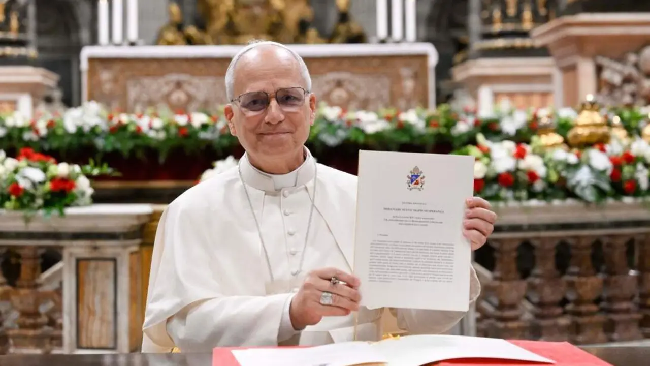 El Papa León XIV muestra la carta apostólica «Diseñar nuevos mapas de esperanza» tras su firma el 27 de octubre de 2025 en la Basílica San Pedro.