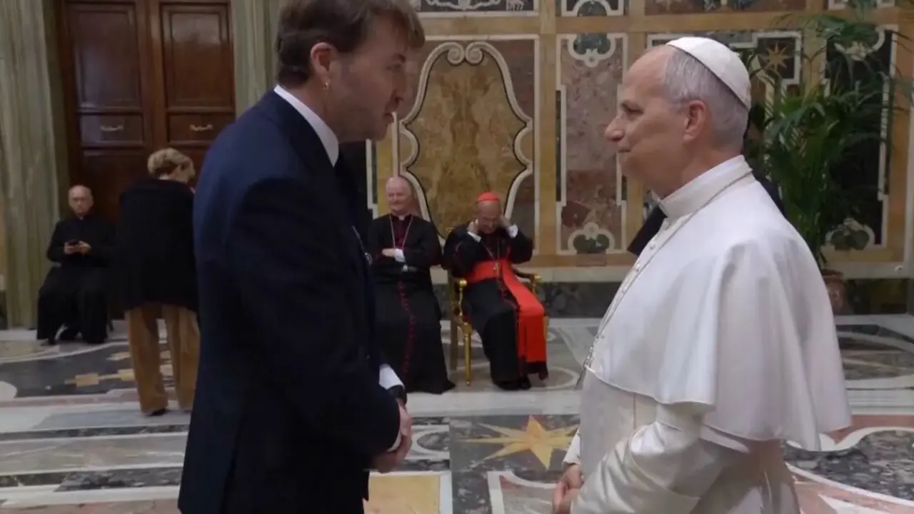El director catalán Albert Serra con el Papa León XIV. Crédito: Redes Sociales.