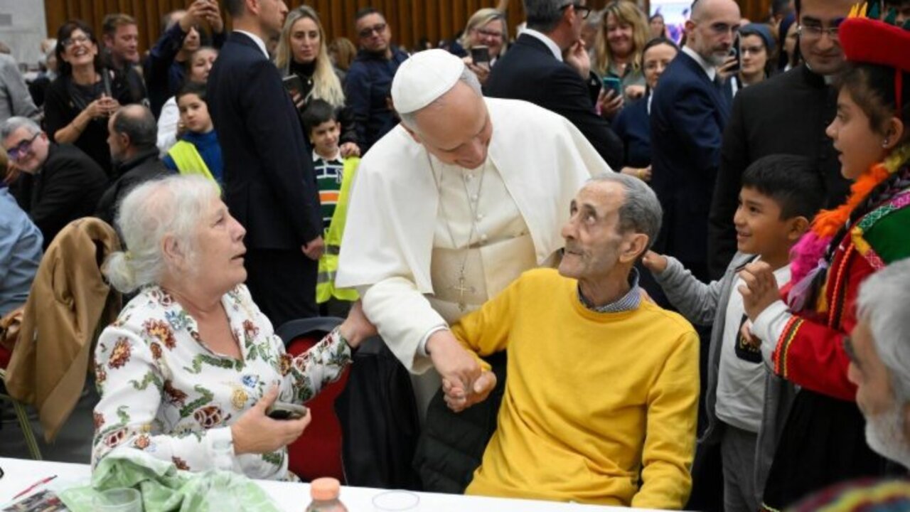 Le&oacute;n XIV, en la Aula Pablo VI, en el D&iacute;a Mundial de los Pobres.