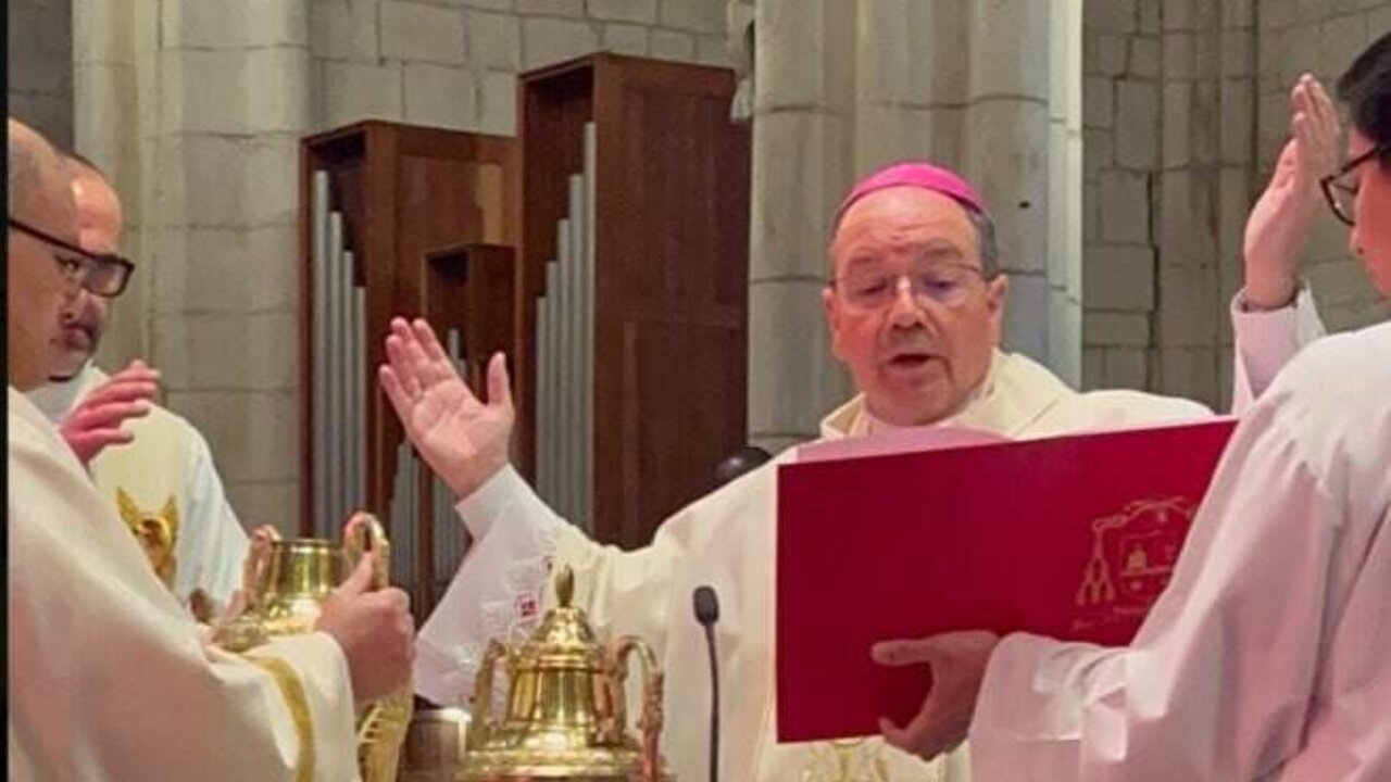 Monse&ntilde;or Juan Carlos Elizalde en la Misa Crismal de Mi&eacute;rcoles Santo de 2026 en la Catedral de Santa Mar&iacute;a.