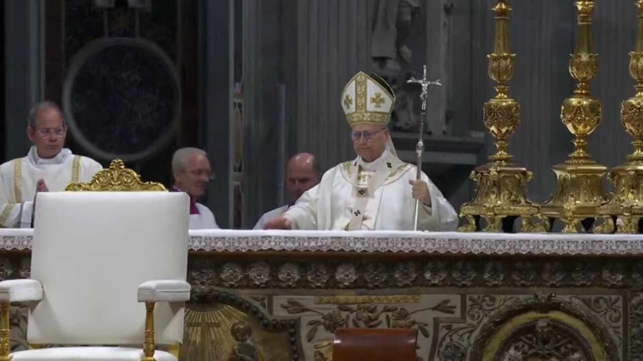 Francisco Febres-Cordero, en la izquierda de la imagen, junto al Papa en la Vigilia Pascual.