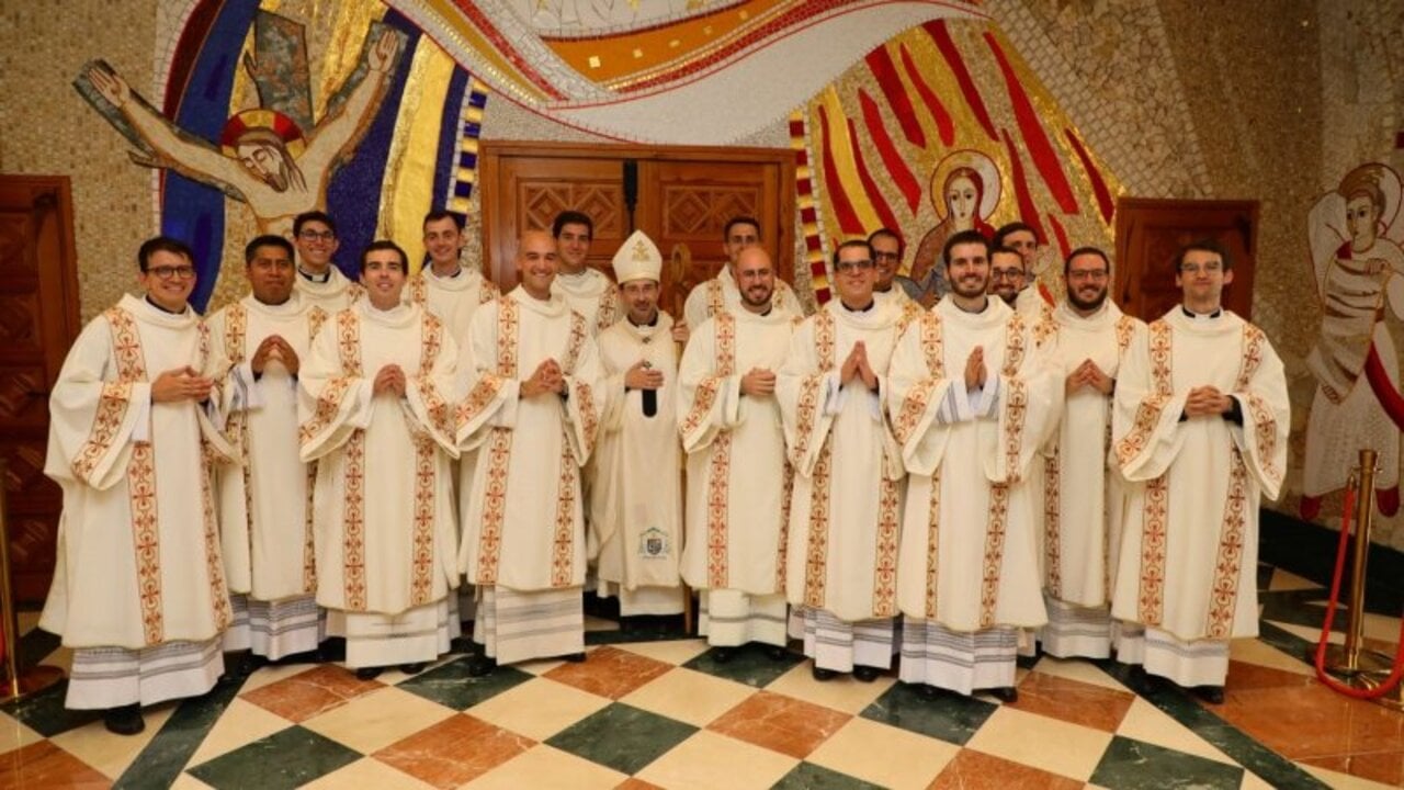 El cardenal arzobispo de Madrid, Jos&eacute; Cobo, con di&aacute;conos.
