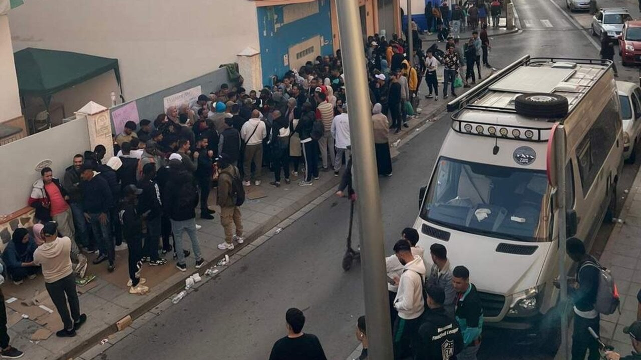 Colas frente a la sede de Almería Acoge para obtener documentos en el proceso de regularización extraordinaria de inmigrantes (Europa Press).