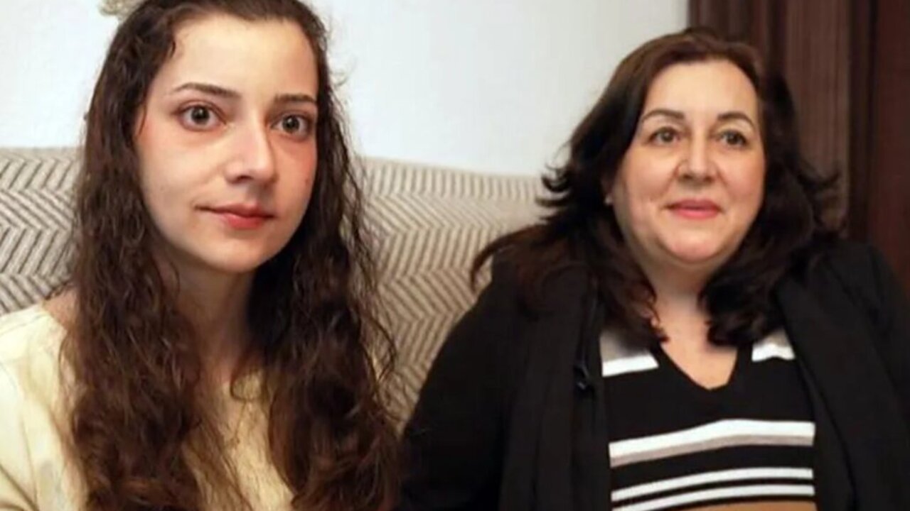 Noelia Castillo y su madre, durante la entrevista que concedi&oacute; a Antena 3. (Y ahora Sonsoles).