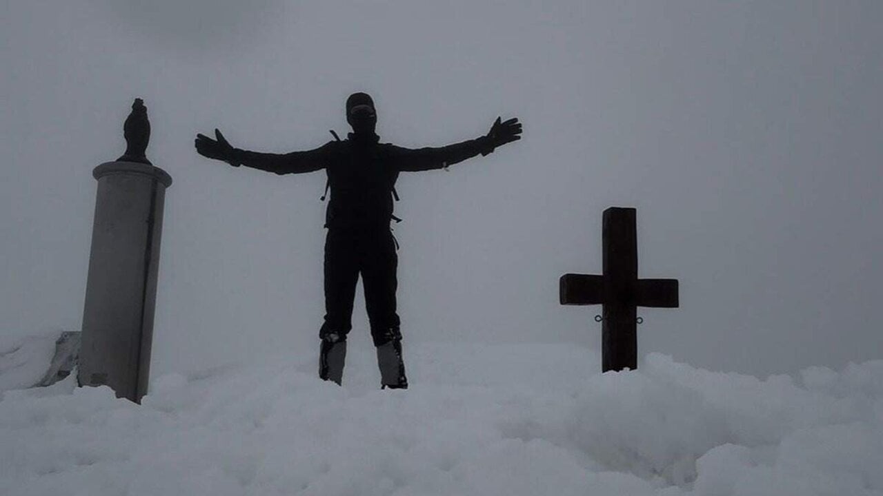 Maël Le Lagadec en la cima del Aneto con la nueva cruz. Foto: Instagram del autor.