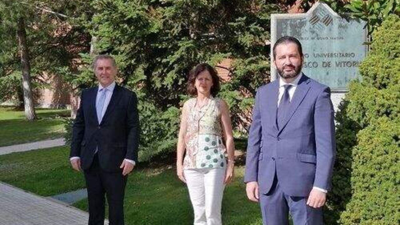 Responsables de la UFV y Banco Sabadell en el curso financiero.