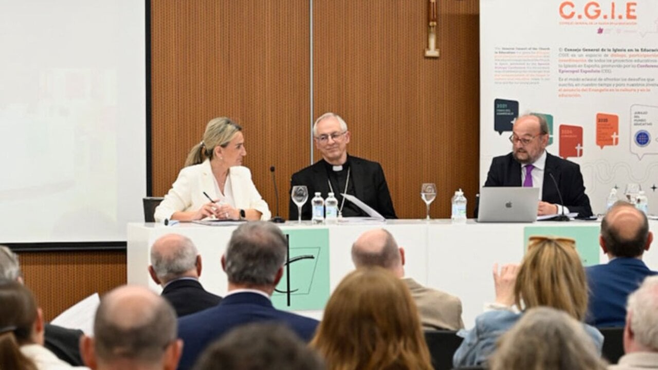 La ministra de Educaci&oacute;n, Formaci&oacute;n Profesional y Deporte, Milagros Tol&oacute;n junto a Mons. Alfonso Carrasco Rouco, presidente de la Comisi&oacute;n Episcopal para la Educaci&oacute;n y Cultura.