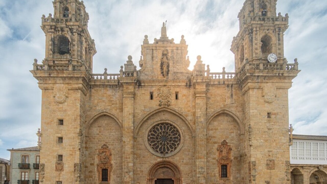 Catedral de Mondo&ntilde;edo (Lugo). Foto: Wikipedia.