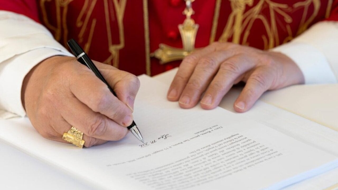 El Papa Le&oacute;n XIV en la firma de la Carta Enc&iacute;clica Magnifica Humanitas, 15 de mayo de 2026.