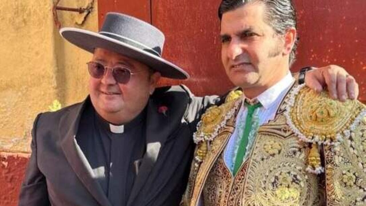 El capell&aacute;n Manuel Jes&uacute;s Barrera con un torero.