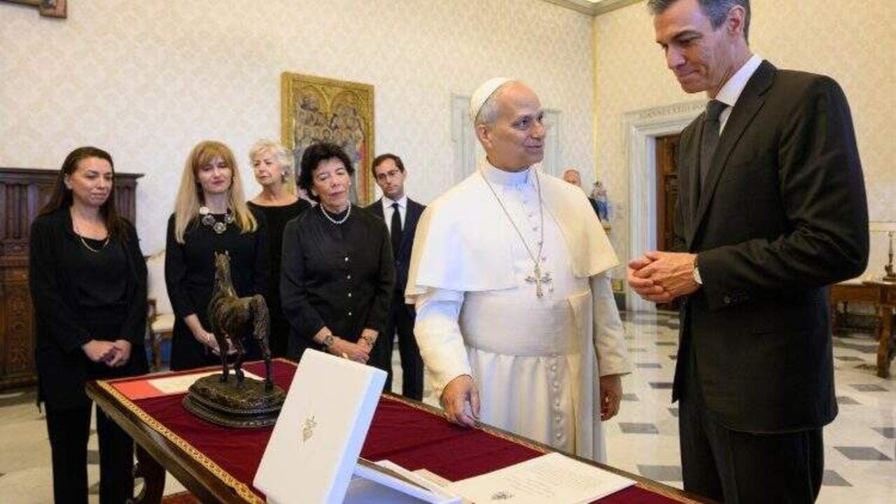 La embajadora de Espa&ntilde;a ante la Santa Sede, Isabel Cela&aacute;, durante el encuentro de Pedro S&aacute;nchez y el Papa Le&oacute;n XIV.
