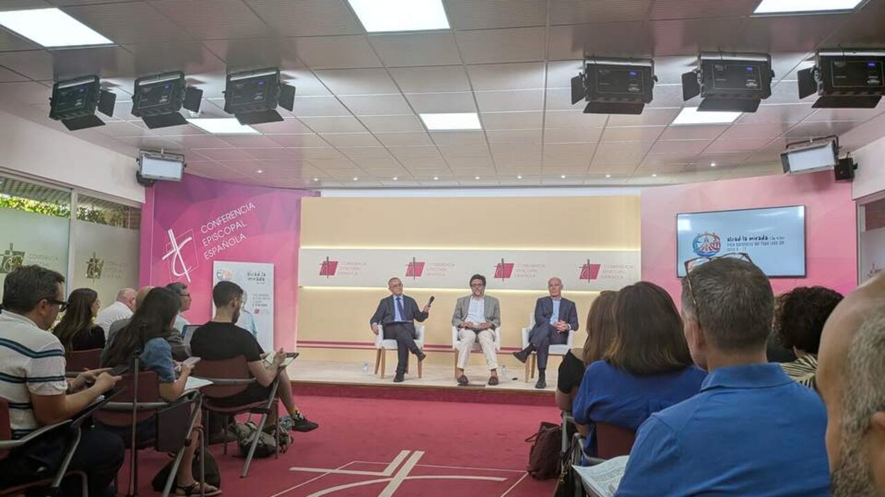 Fernando Gim&eacute;nez Barriocanal, coordinador general adjunto de la visita; Rafael Rubio, coordinador de Comunicaci&oacute;n Nacional; y Narciso Michavila, presidente de GAD3.
