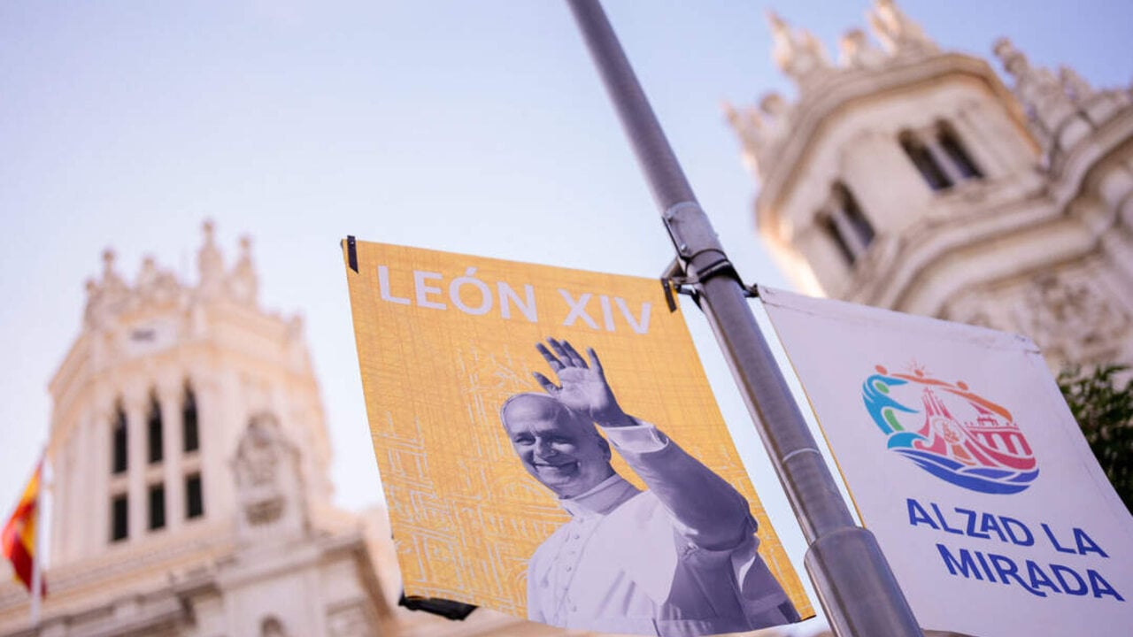 Carteles de bienvenida del Papa con el lema de la visita.