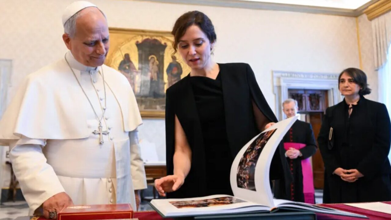 Isabel D&iacute;az Ayuso muestra al papa Le&oacute;n XIV el libro con m&aacute;s de 200 im&aacute;genes de las tradiciones cristianas en la Comunidad de Madrid. Vatican Media.
