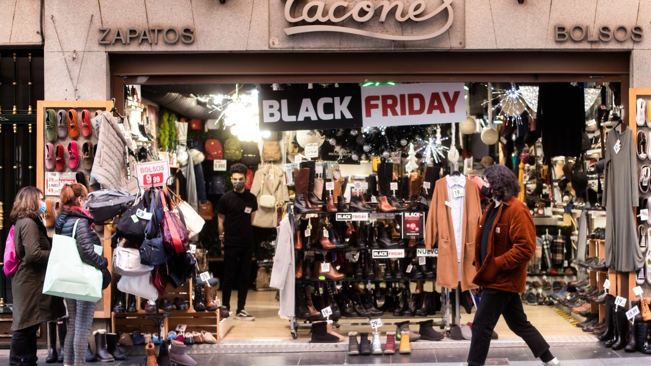 Cartel de descuentos por el &lsquo;Black Friday&rsquo; en un comercio de Madrid