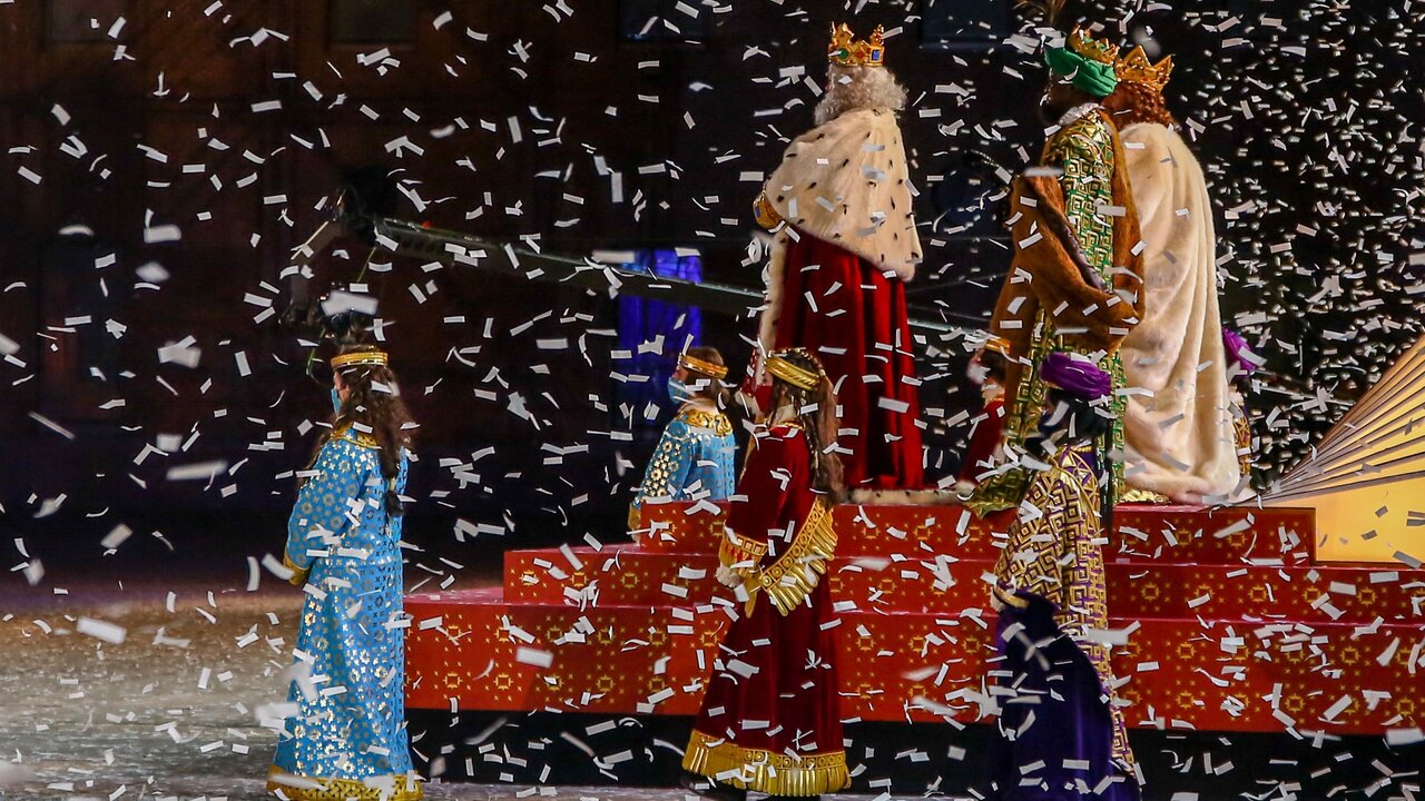 Llegada de los Reyes Magos junto con sus pajes en la cabalgata de Madrid.