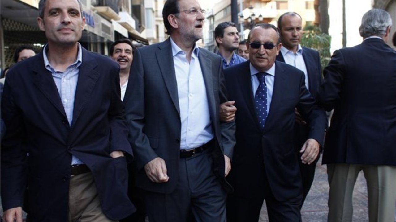 Mariano Rajoy y Carlos Fabra pasean por Castellón durante una campaña electoral del PP.