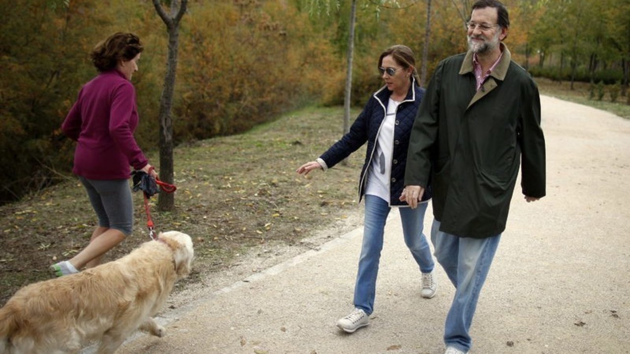 Rajoy y su esposa paseando en Galicia.