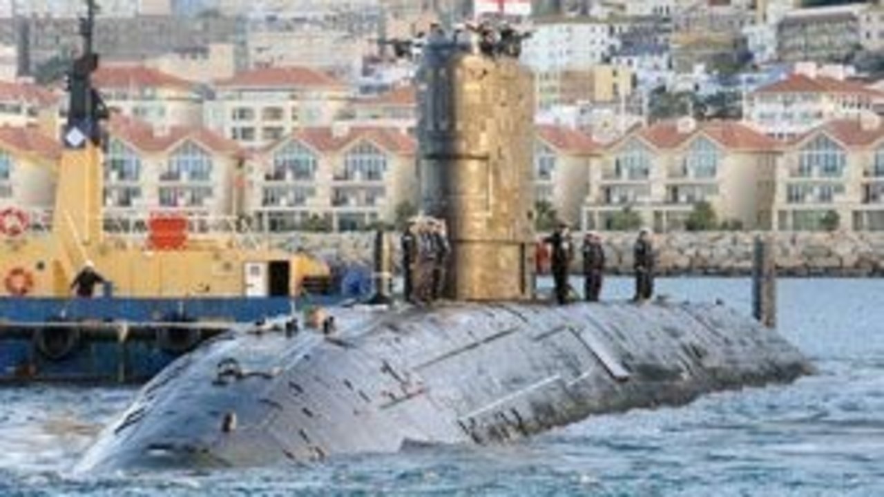 El submarino nuclear Tireless a su llegada a Gibraltar.