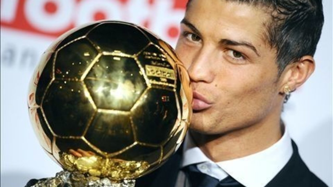 Cristiano Ronaldo con su reciente trofeo del 'Balón de Oro'.