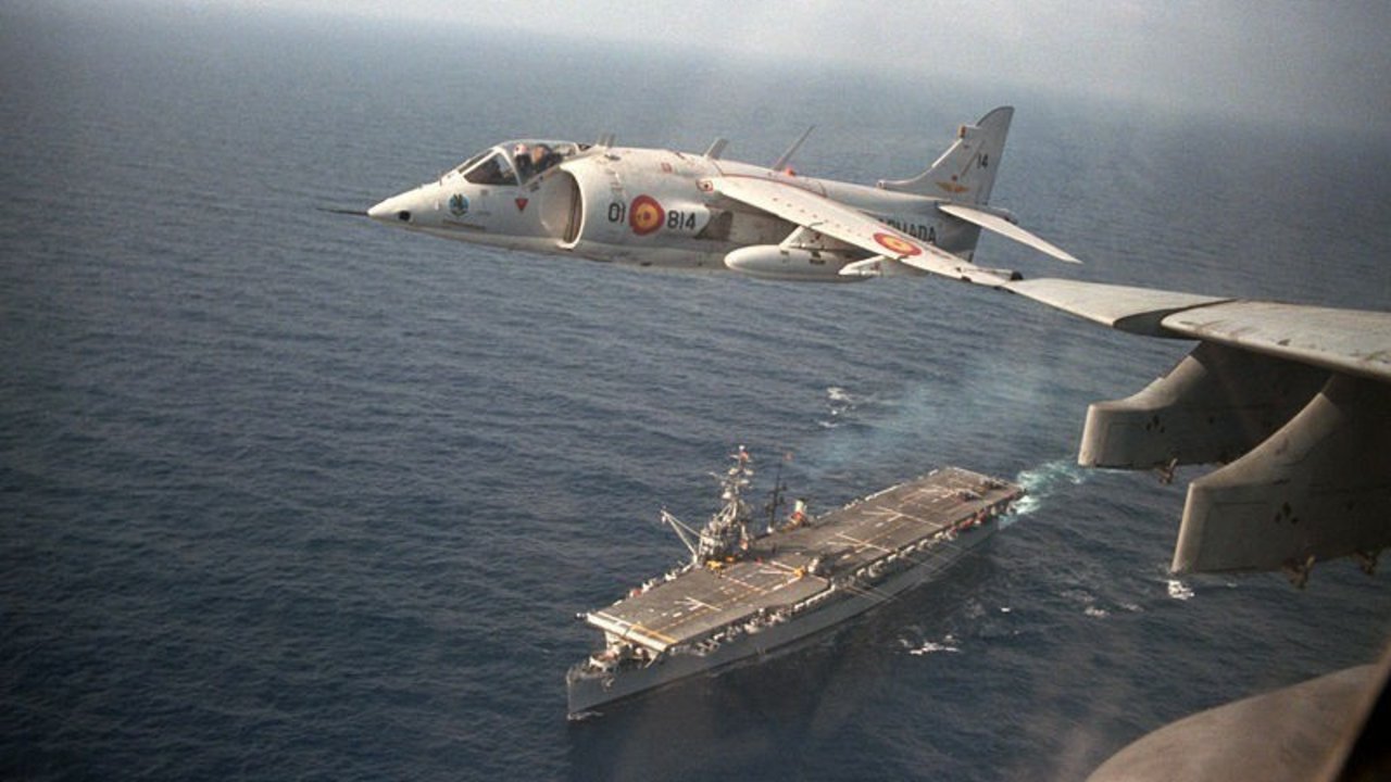 Un Harrier de la Armada durante unas maniobras aeronavales.
