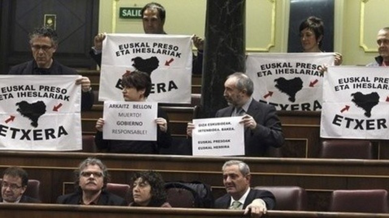 Los diputados de Amaiur con las pancartas a favor del acercamiento de presos.