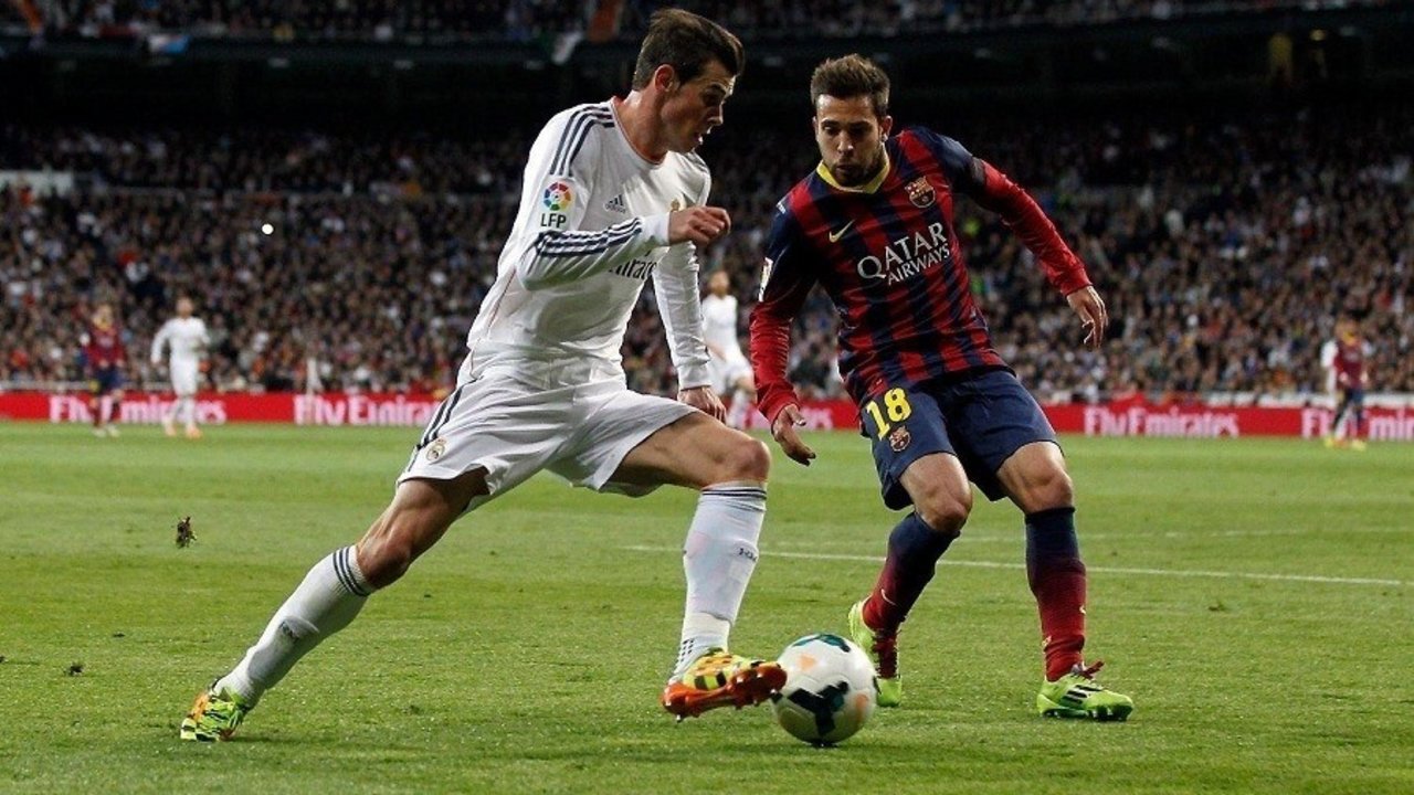 Bale regatea a Jordi Alba.