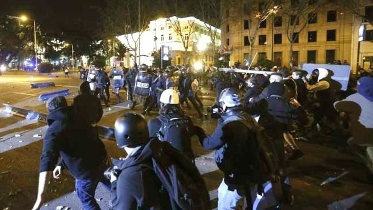 Radicales atacan a los antidisturbios en Madrid en los altercados tras las Marchas de la Dignidad.