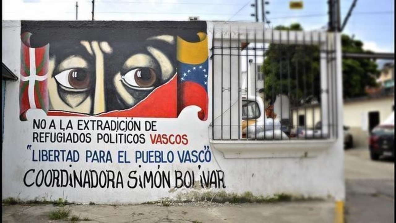 Mural en Venezuela a favor de los etarras "refugiados" en este país.
