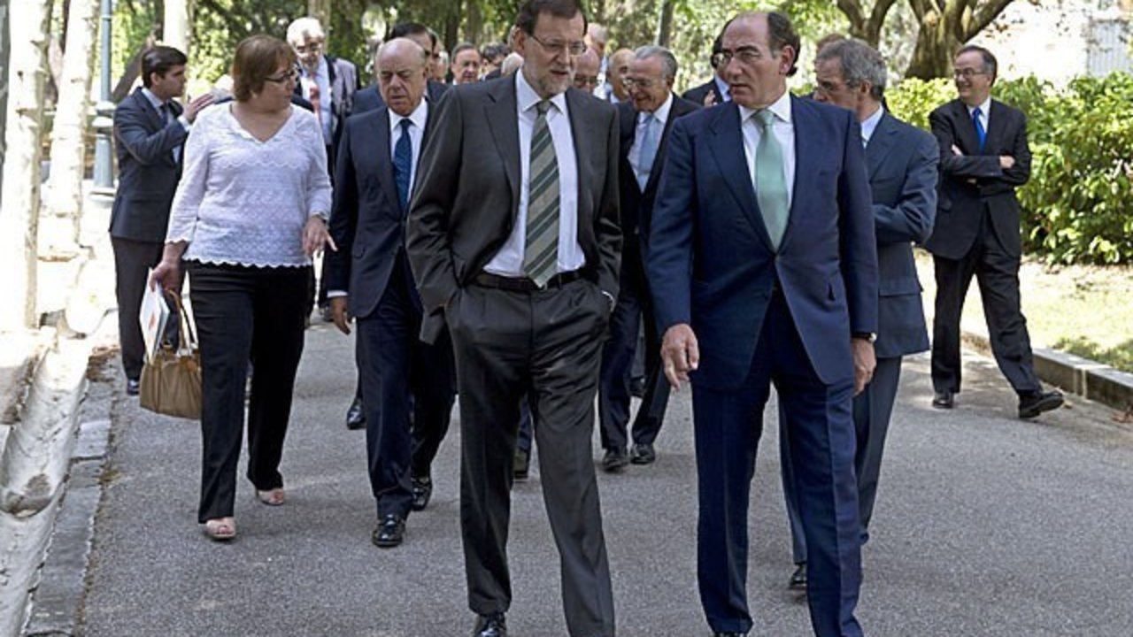 Mariano Rajoy pasea por Moncloa con los grandes empresarios.