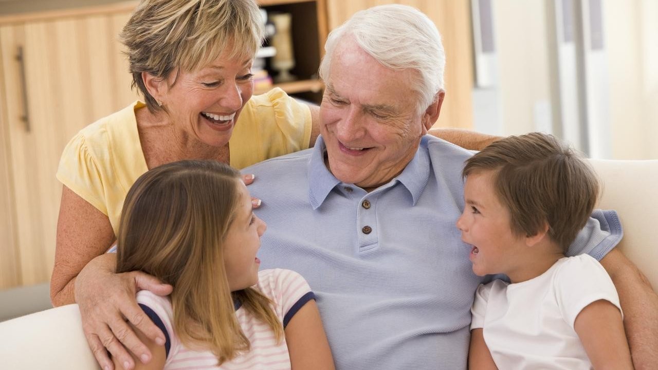 Un abuelo disfrutando de la compañía de sus nietos.