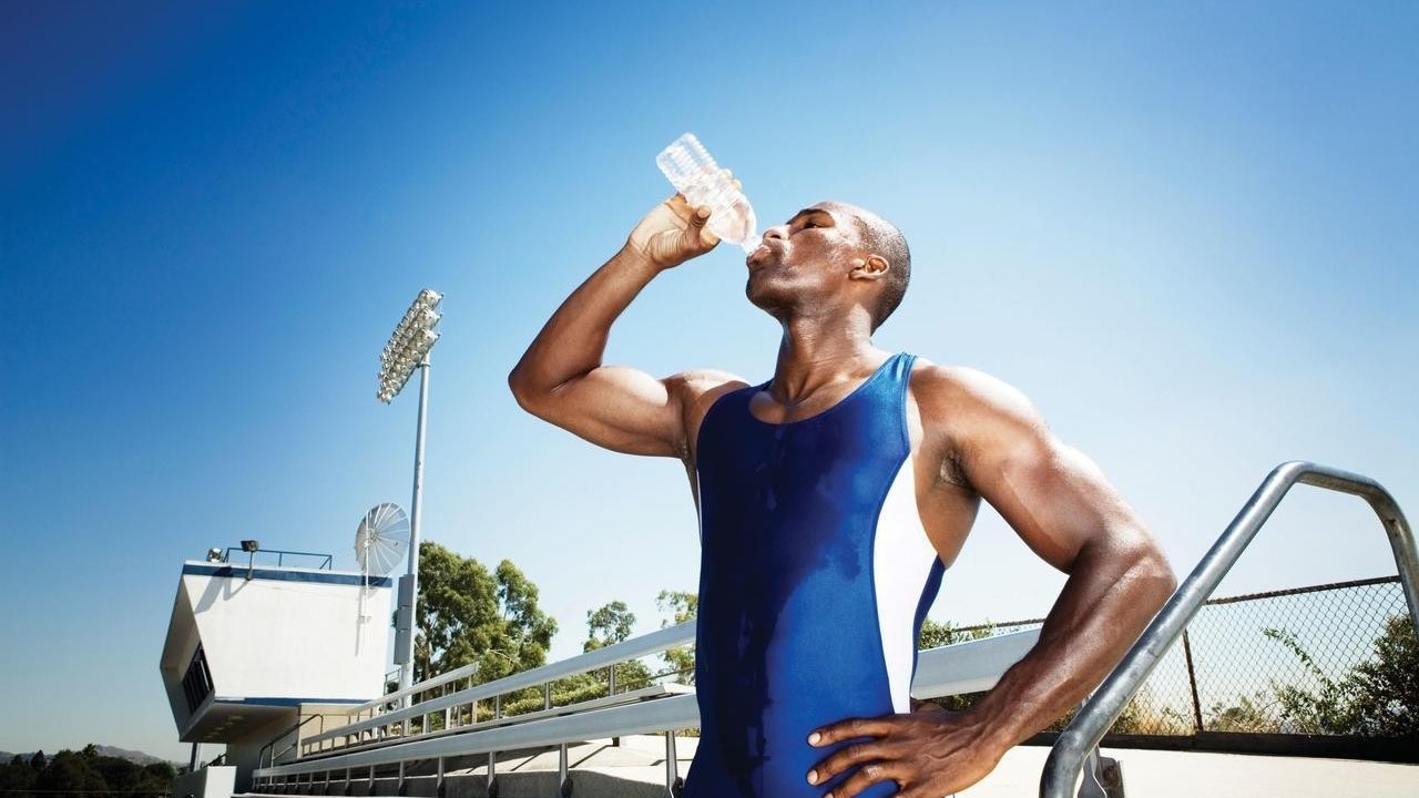 Deportista bebiendo agua.