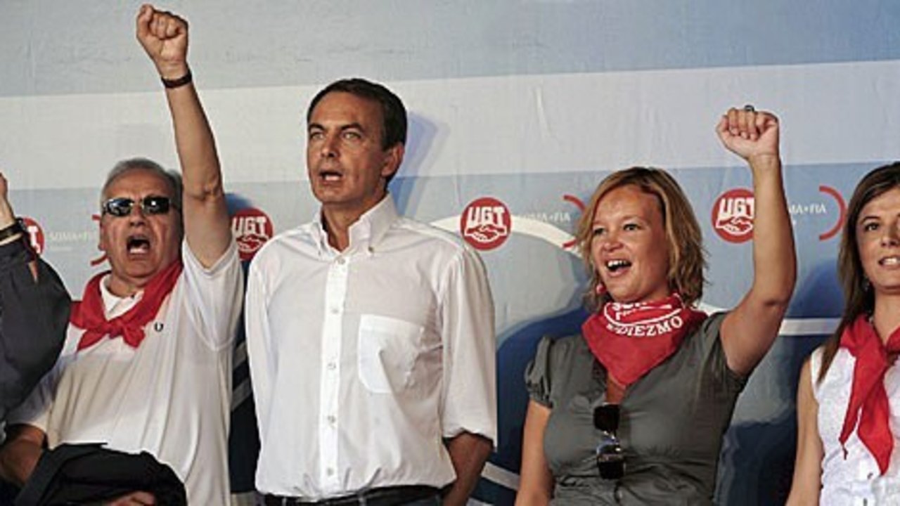 Imagen de Zapatero en Rodiezmo, junto a Leire Pajín y Bibiana Aído.