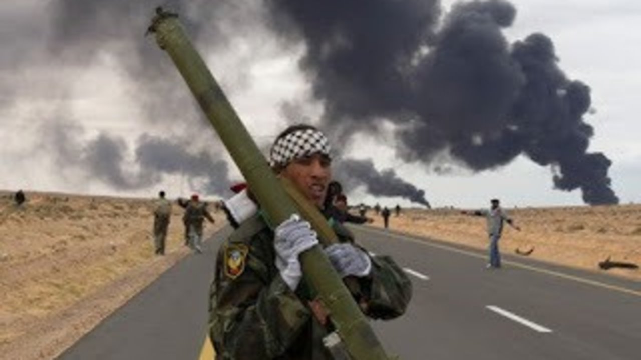 Un miliciano de Libia con uno de los lanzamisiles SA-7 robados de los arsenales de Gadafi.