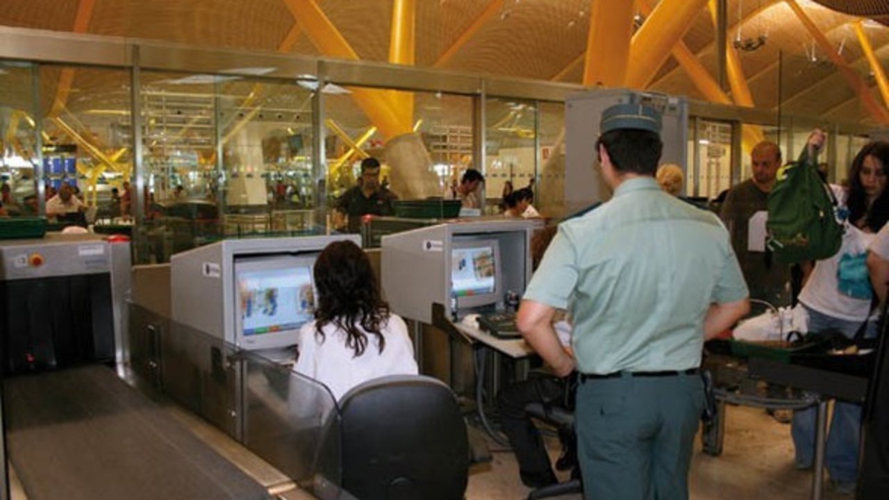 Guardia Civil en un puesto de control de equipajes.