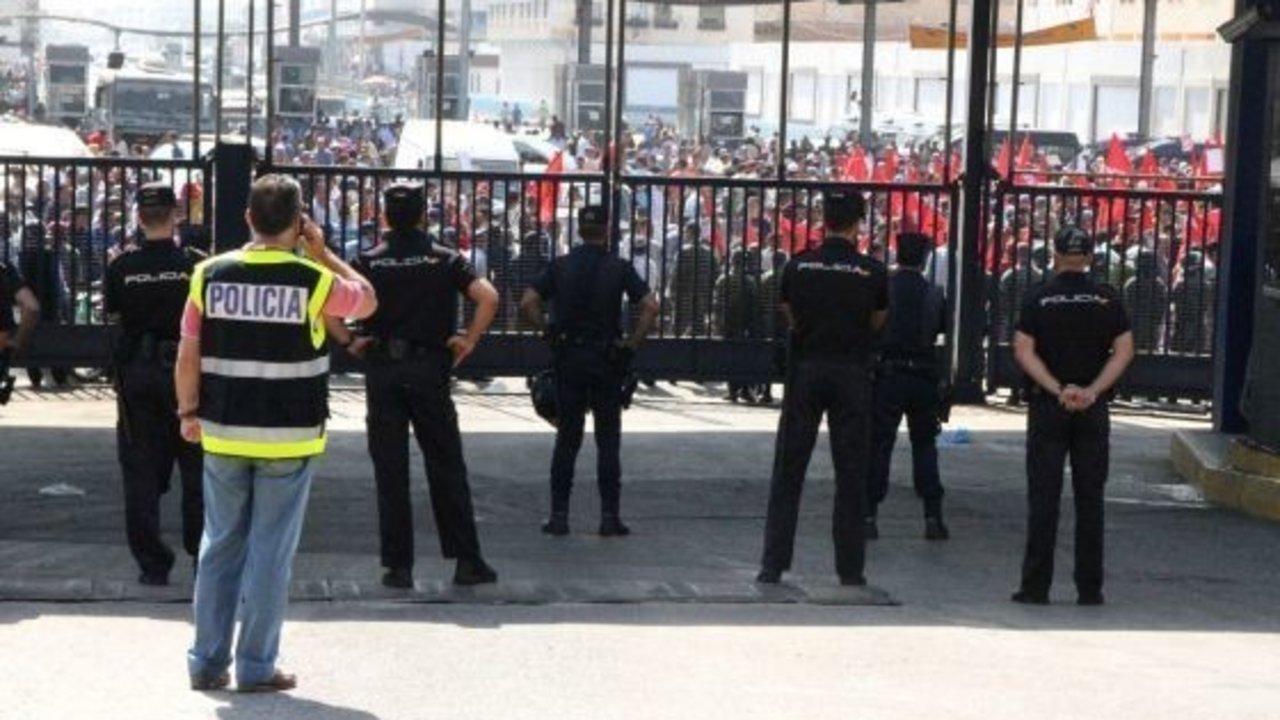 Policías nacionales en la frontera de Melilla.