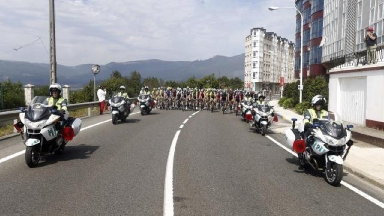Motoristas de la Guardia Civil durante la Vuelta a España.