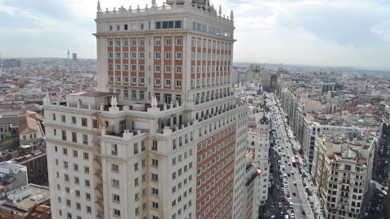 El edificio España, que ha sido adquirido por el empresario más rico de China.