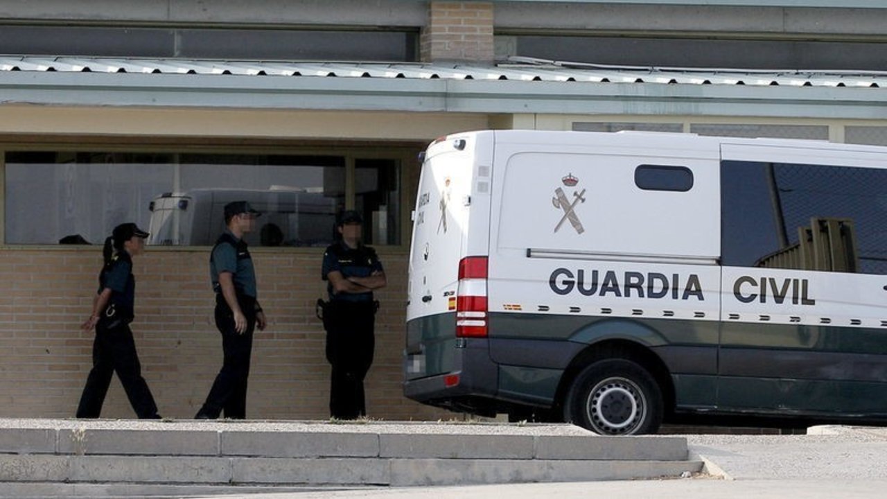 Guardia Civil en una cárcel española. 