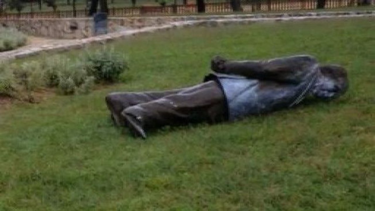 Estatua de Jordi Pujol derribada.