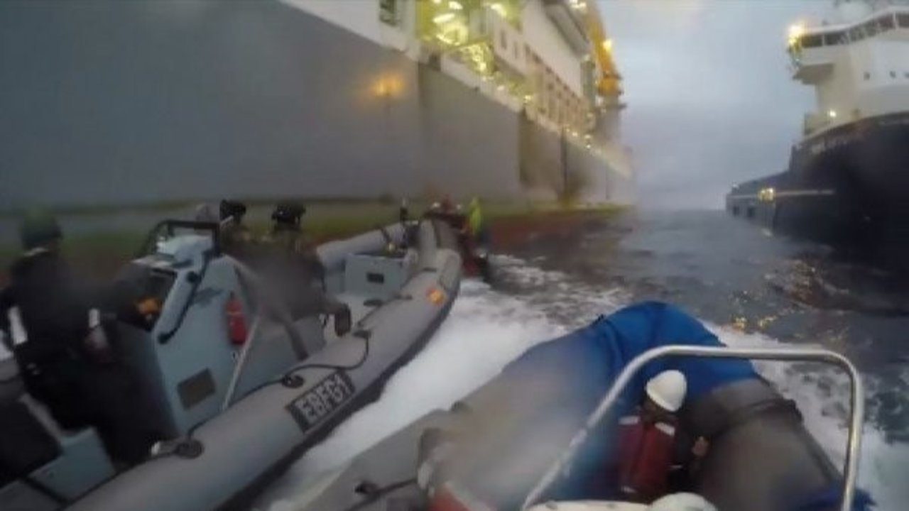 Imagen del incidente entre Greenpeace y la Armada.