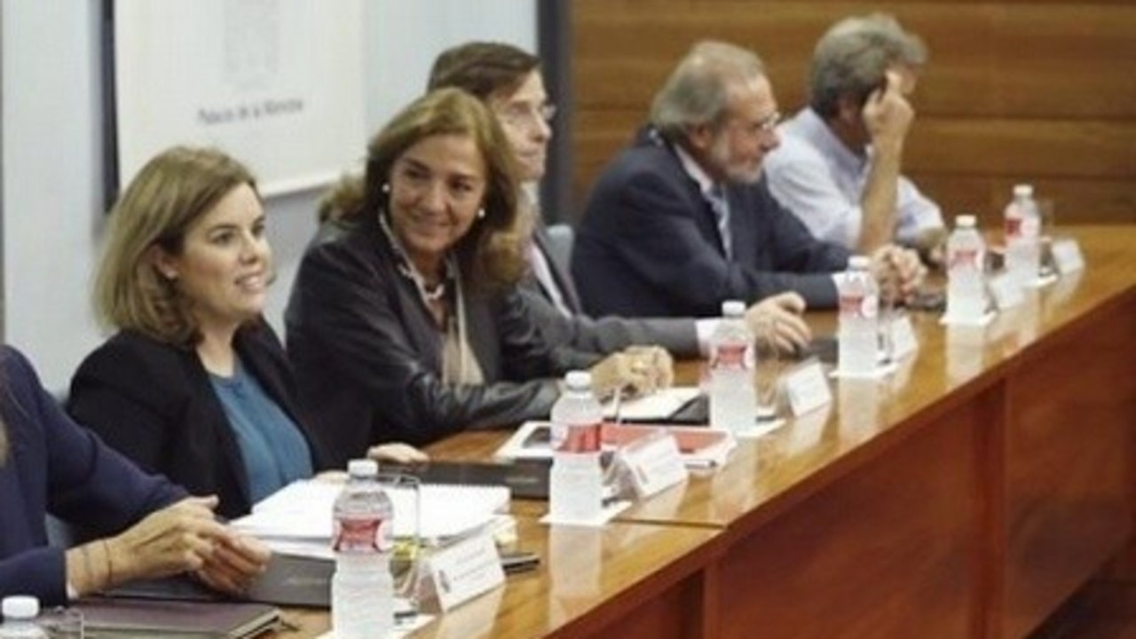Sáenz de Santamaría presidiendo el comité de expertos sanitarios.